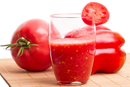 番茄汁和新鲜的蔬菜