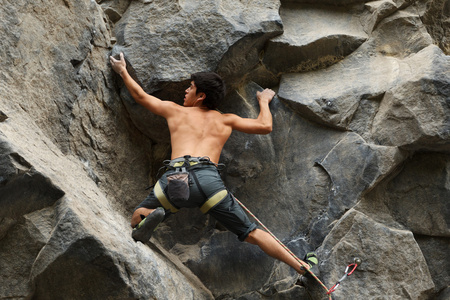 勇敢的岩石登山者空中拍摄