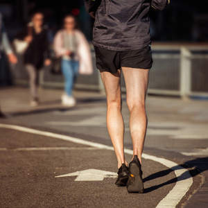 在纽约城的沥青跑步路面上的男人