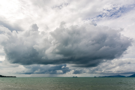 风雨如磐的天空在海