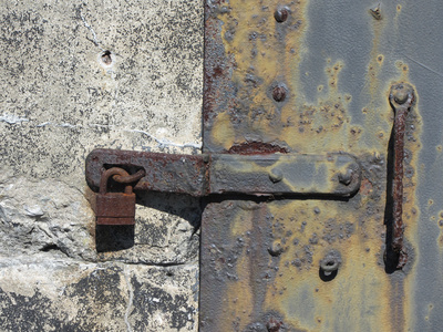生锈的古董铁门锁和闩锁
