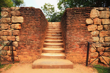 入口楼梯向斯里兰卡锡吉里耶岩石，