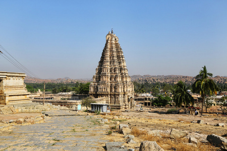 Virupaksha 寺在蔚蓝的天空中亨，卡纳塔克