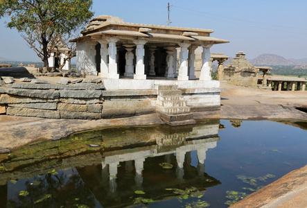 Virupaksha 寺在蔚蓝的天空中亨，卡纳塔克