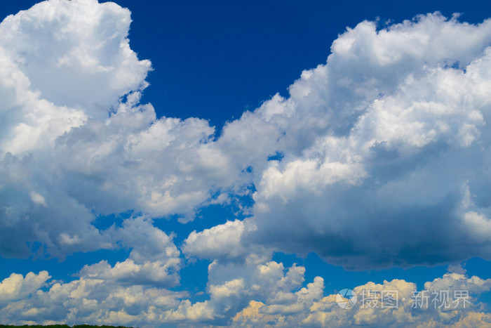 夏日的色彩与蓝天