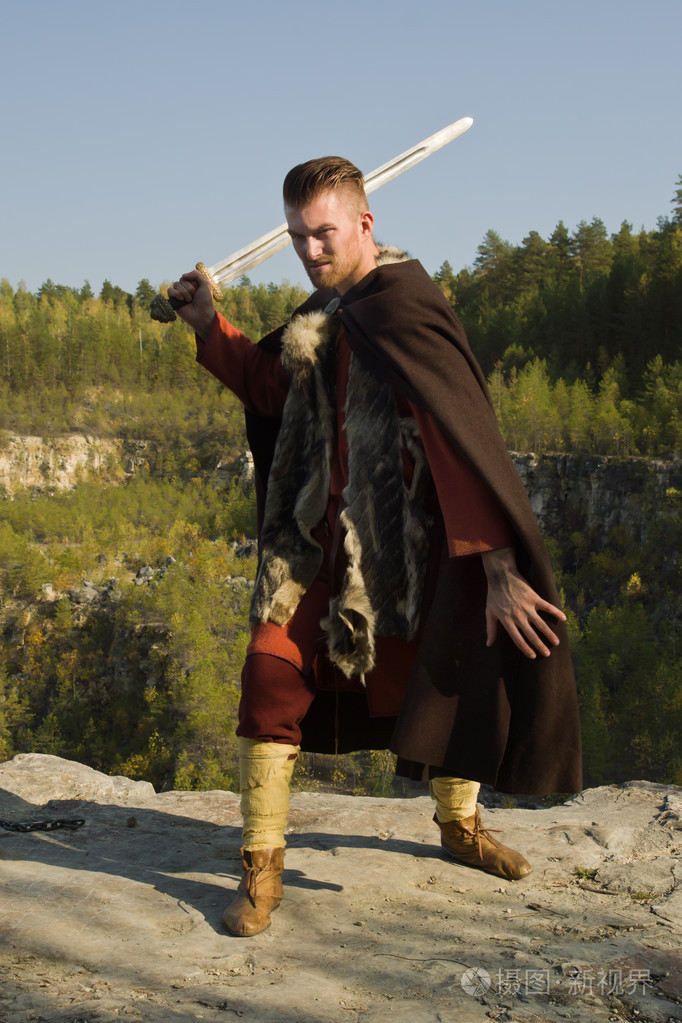 维京战士用剑攻击