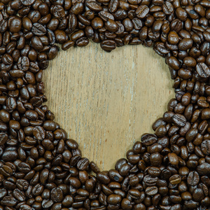 心的形状框架使从烘焙过的咖啡豆