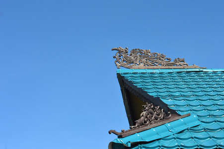 建筑屋顶上传统部落雕刻上的达亚克装饰品