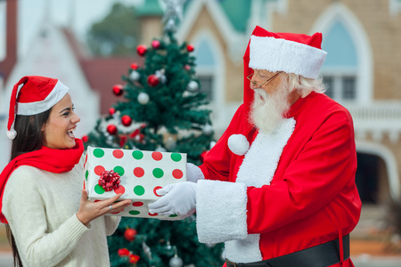 圣诞老人送礼物给一个年轻的女人