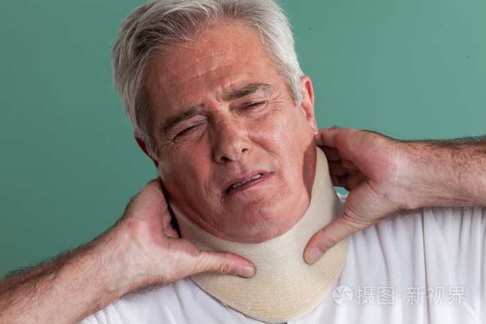 受伤的脖子的人