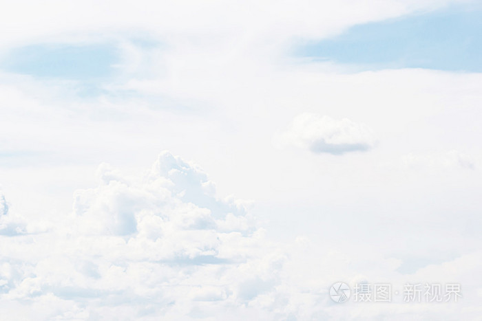白色的云 蓝蓝的天空背景照片 正版商用图片1kkhg5 摄图新视界