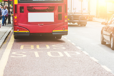 伦敦红色巴士公交专用道上图片