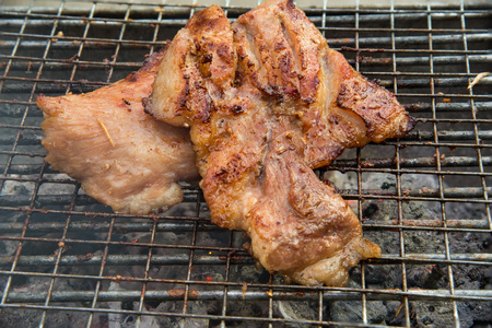 在烤架上猪肉