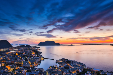 顶视图的奥勒松市日落时。挪威