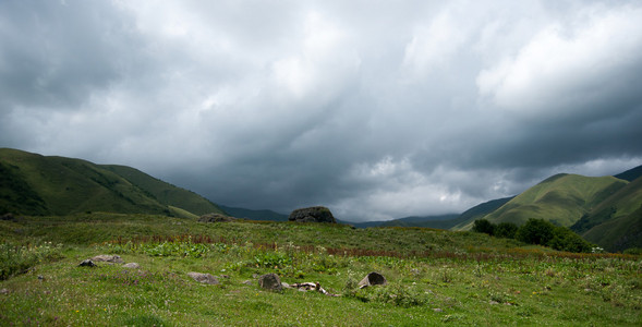 在山中徒步旅行