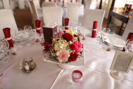美丽的花朵装饰婚礼桌上