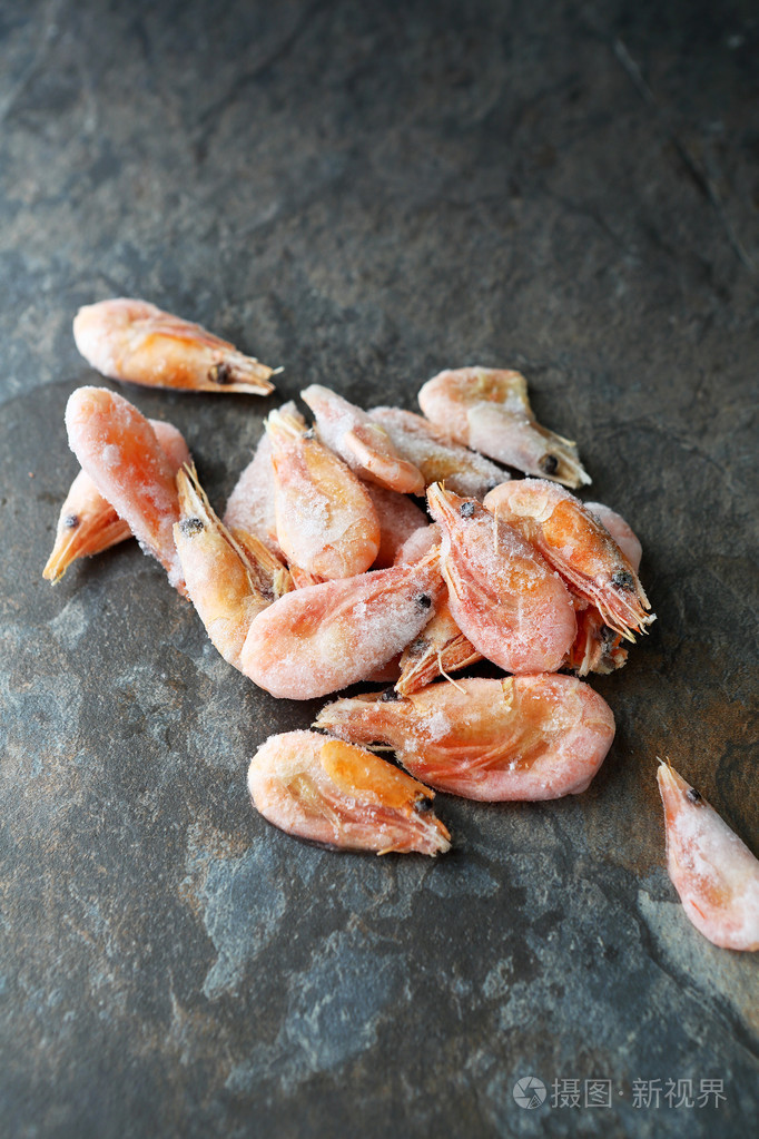 在石头上的冻的虾