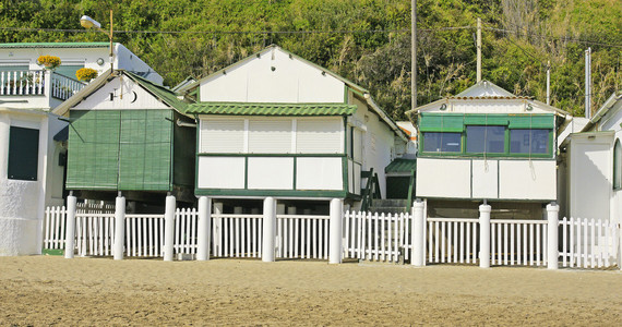 在海滩上的小屋