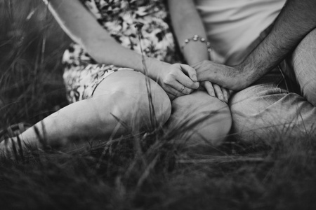 浪漫的黑白色照片夫妻坐在草地上日落背景夏天