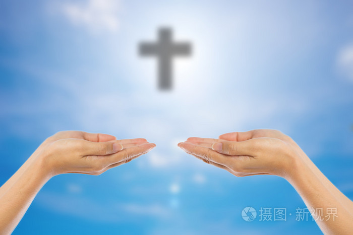 在祈祷的男人的手模糊天空艾菲尔的十字架