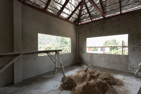 住宅建筑施工现场的水泥混凝土墙