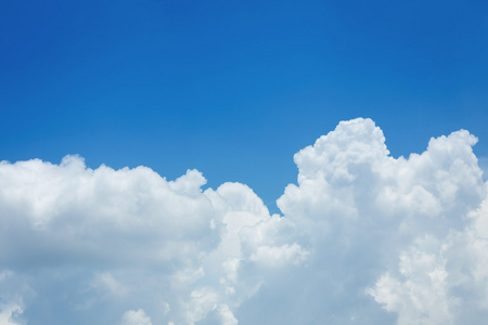 云计算和蓝色天空背景照片