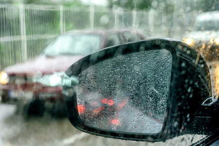 雨天路面汽车轮胎详图模糊交通在雨天与路看法通过汽车水滴落在车窗上