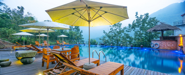 遮阳伞沙滩椅在酒店泳池度假村