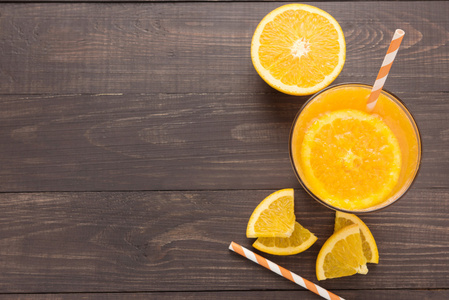 鲜橙汁和桔子木制背景