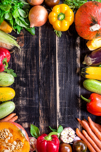质朴的暗纹理桌上的新鲜蔬菜。秋天的背景