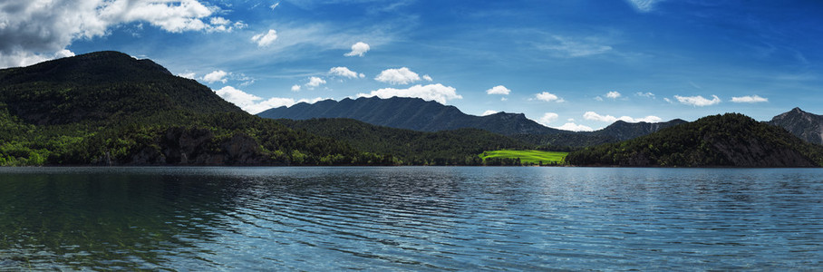 山脉和湖的全景视图