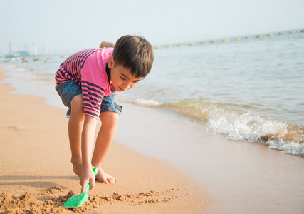 小男孩玩沙子上海滩夏季时间