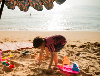 小男孩玩沙子上海滩夏季时间