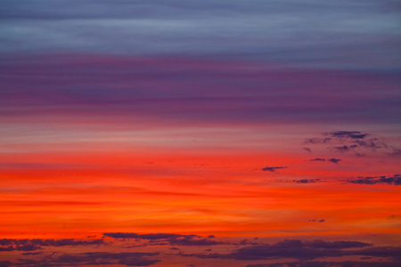 灰色配色在日落时的七彩天空照片