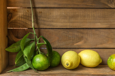 成熟的柠檬和橘子在木板上的叶子