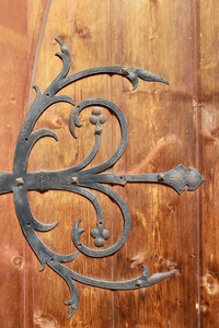 旧门上的中世纪金属装饰品