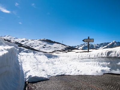 Gotthardpass，美丽阳光明媚春天的一天