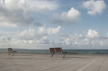 在海边的两个空的长椅
