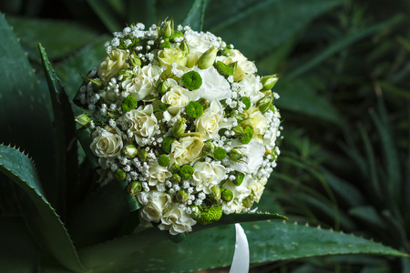 用鲜花的美丽婚礼花束