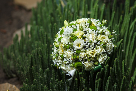 用鲜花的美丽婚礼花束
