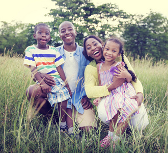 一个幸福的非洲家庭的肖像