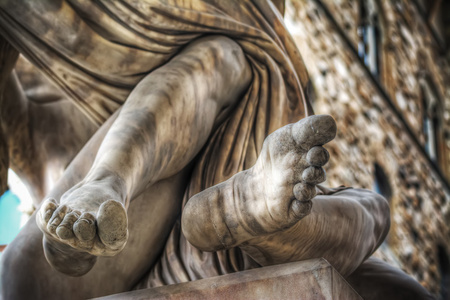 详细的 Ratto di Polissena 塑像的脚