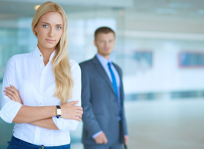 年轻女商人在办公室与同事在后台的肖像