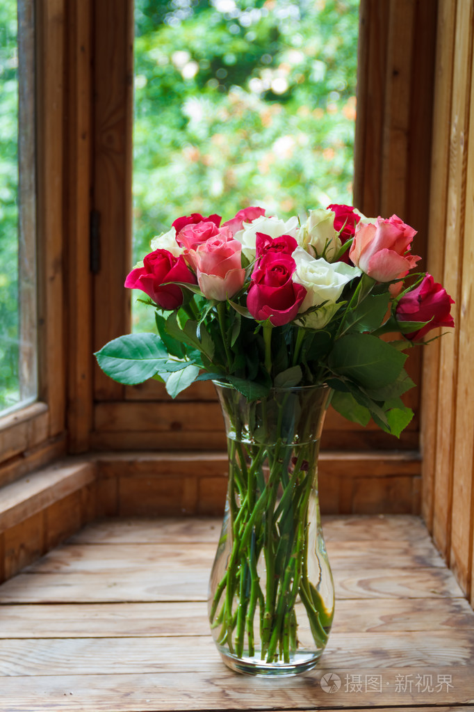 花瓶与花站在窗户旁边