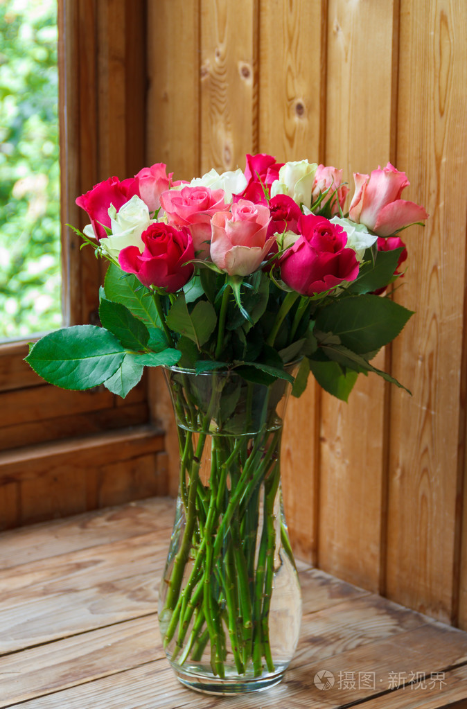 花瓶与花站在窗户旁边