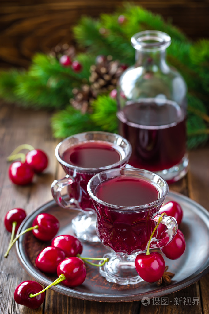 在眼镜的圣诞美酒