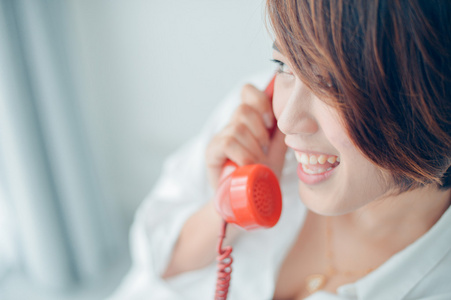 亚洲女人带复古电话的复古色调