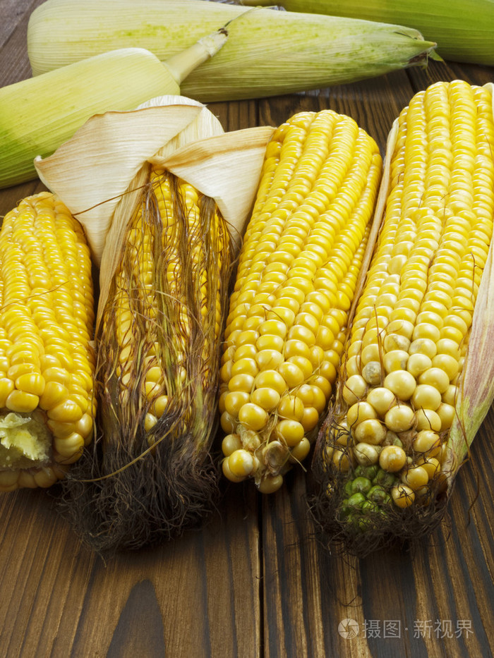 成熟的玉米在桌子上