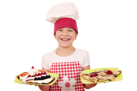 快乐的小女孩用绉板上做饭