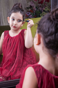 小美丽阿拉伯中东女孩漂亮的红裙子，做化妆在家仔细地在镜子的嘴唇。810 年